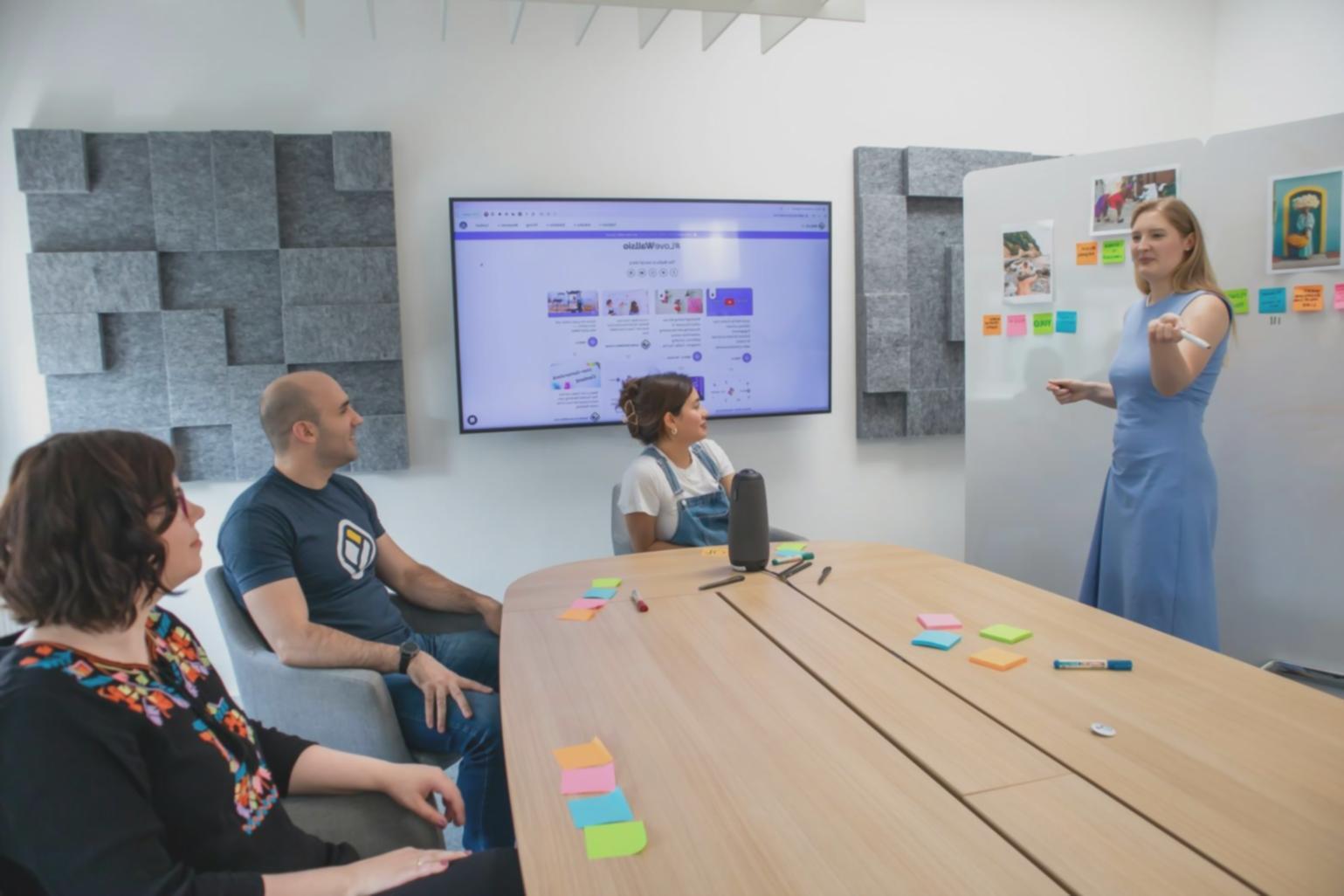 Session de formation en ligne avec tableaux et graphiques budgétaires